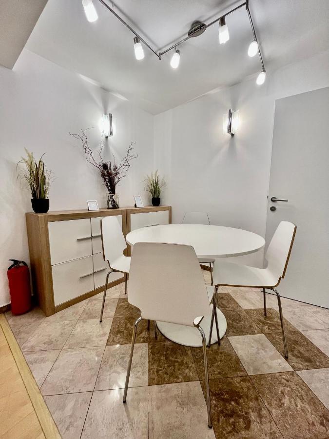 Traum Apartment Mit Pool+Balkon فيينا المظهر الخارجي الصورة
