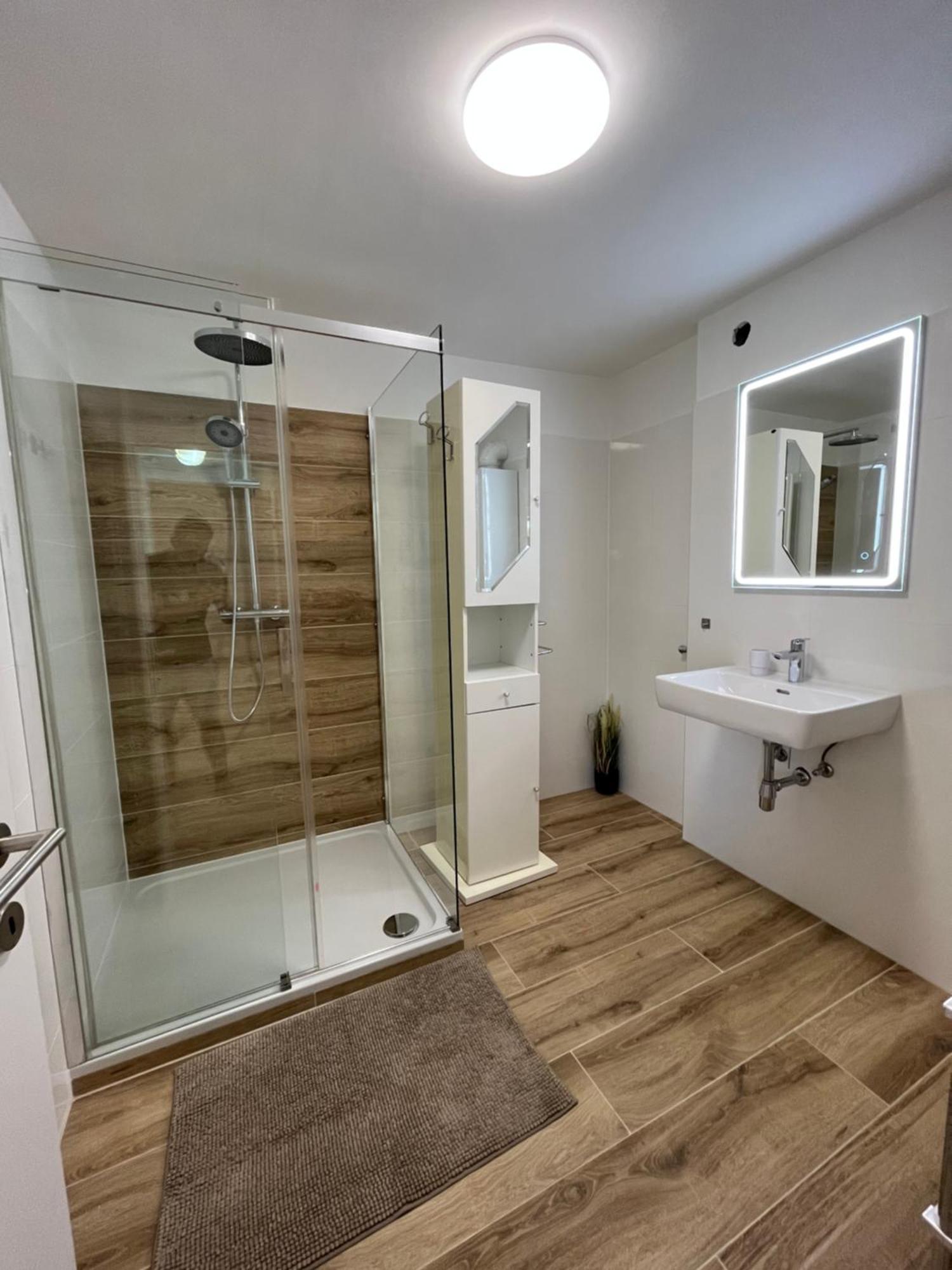 Traum Apartment Mit Pool+Balkon فيينا المظهر الخارجي الصورة