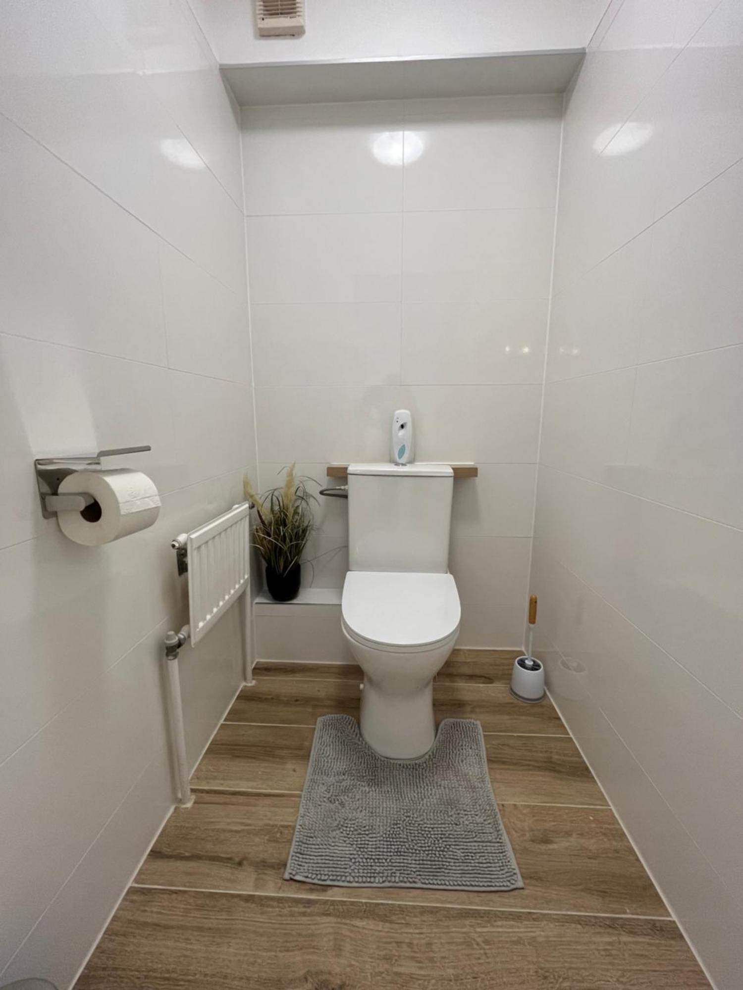 Traum Apartment Mit Pool+Balkon فيينا المظهر الخارجي الصورة